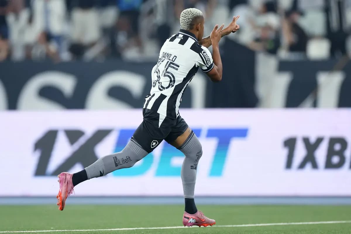 Palmeiras avalia vias legais e de bastidor para trazer Danilo