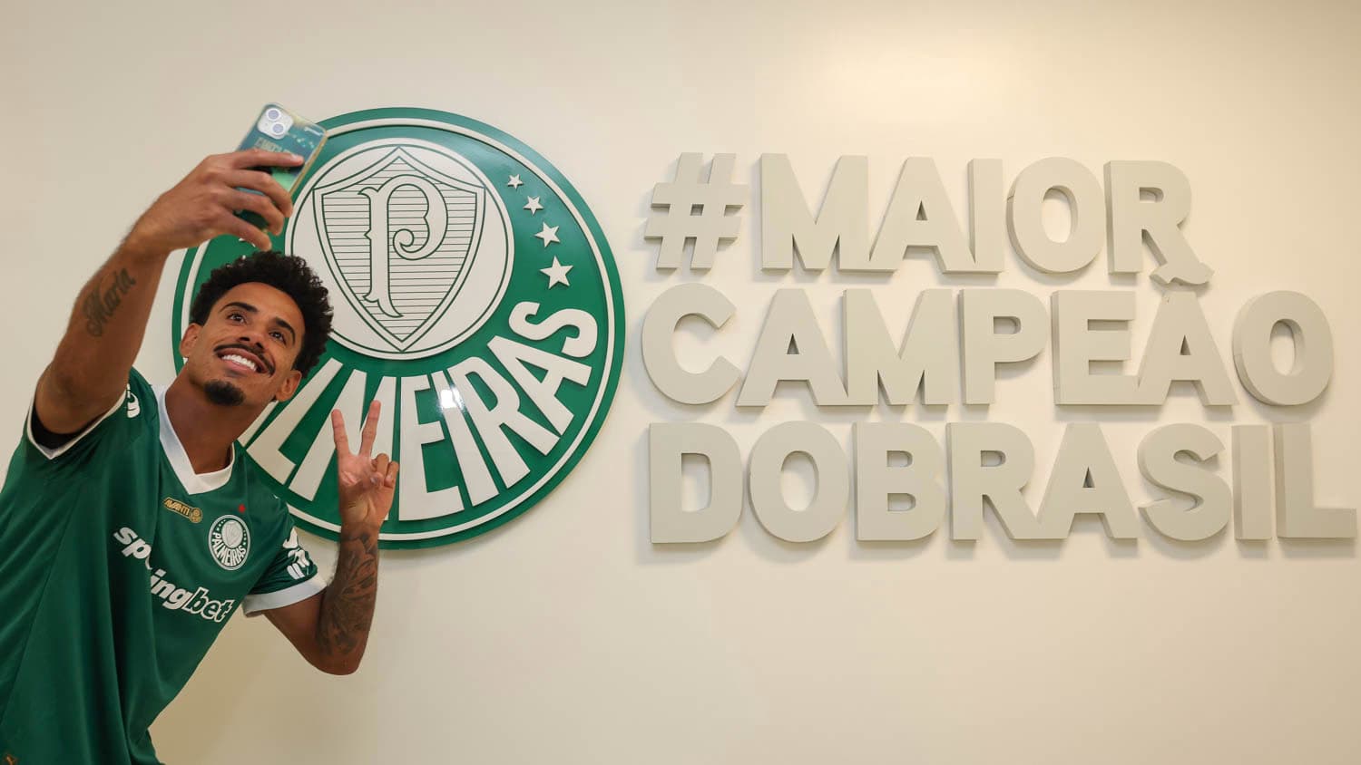 Palmeiras anuncia oficialmente Lucas Evangelista, que fala pela 1ª vez após acerto