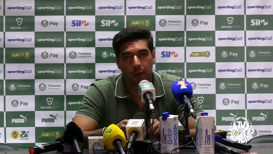 Abel Ferreira admite erro na escalação e espera chegada de novo centroavante no Palmeiras