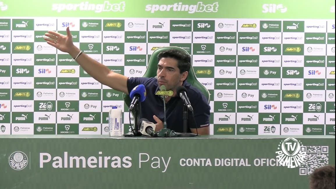 Abel Ferreira dá sua versão com relação a polêmica sobre o gramado sintético x natural