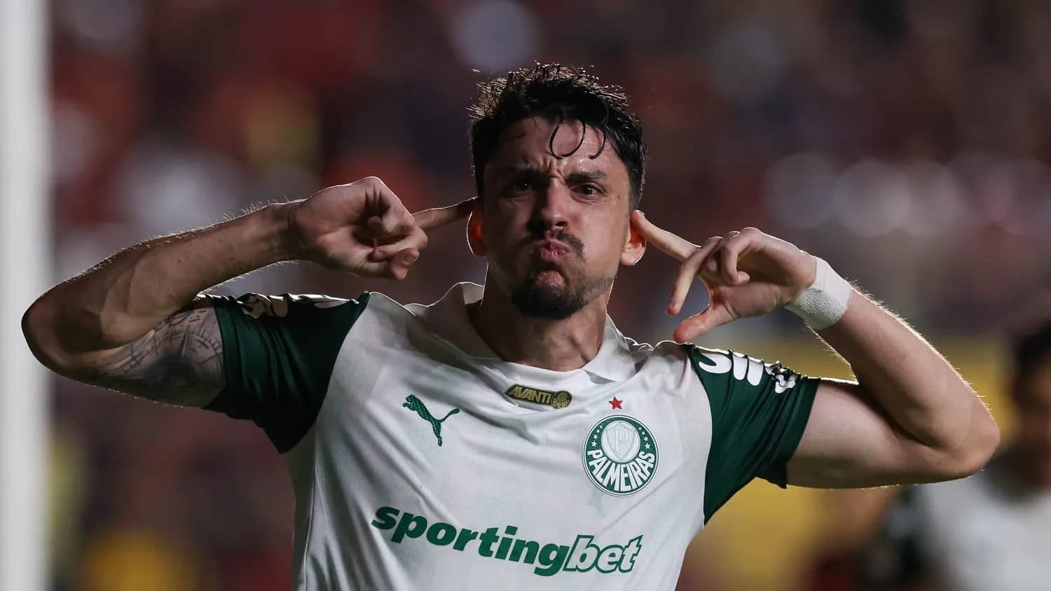 Exames no Palmeiras revelam status da lesão de Piquerez após jogo contra o Bahia