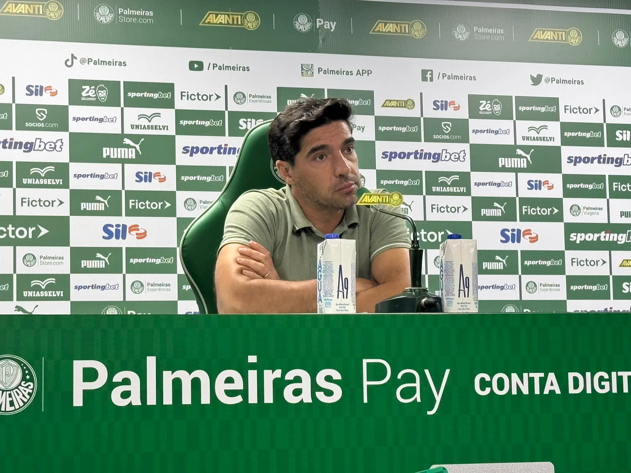 Abel Ferreira explode contra arbitragem e critica postura do Palmeiras após empate no Allianz Parque