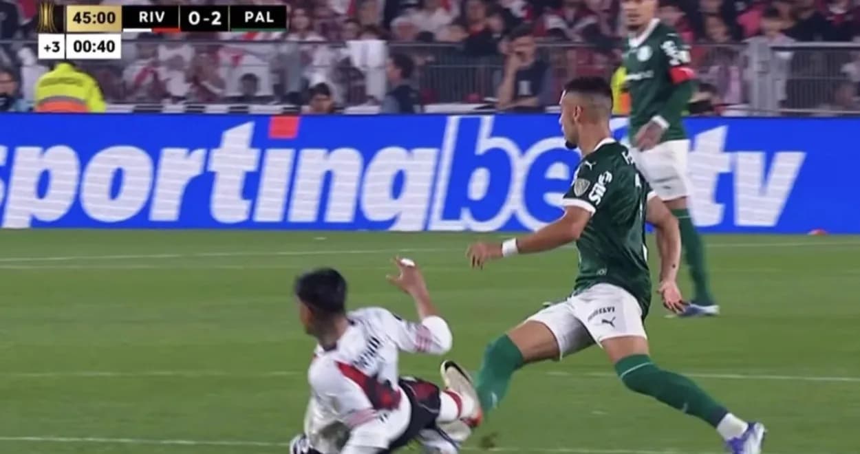 Andreas Pereira leva pancada na estreia e revolta torcida com lance ignorado pelo árbitro