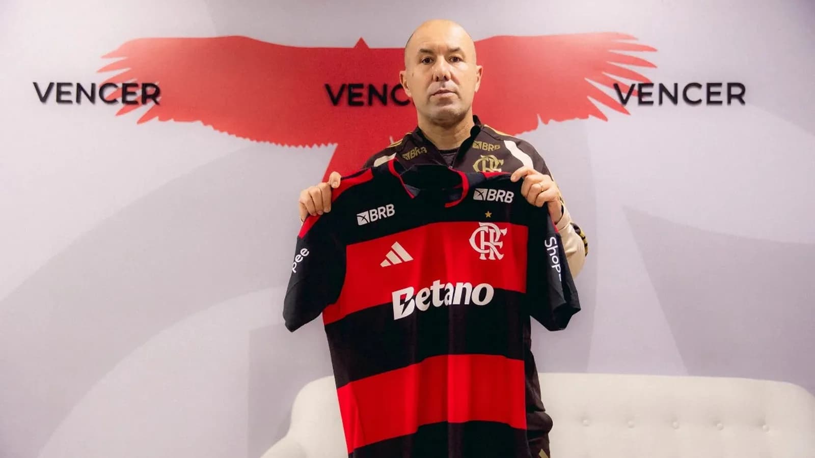 Flamengo bate o martelo e salário de Leonardo Jardim surpreende