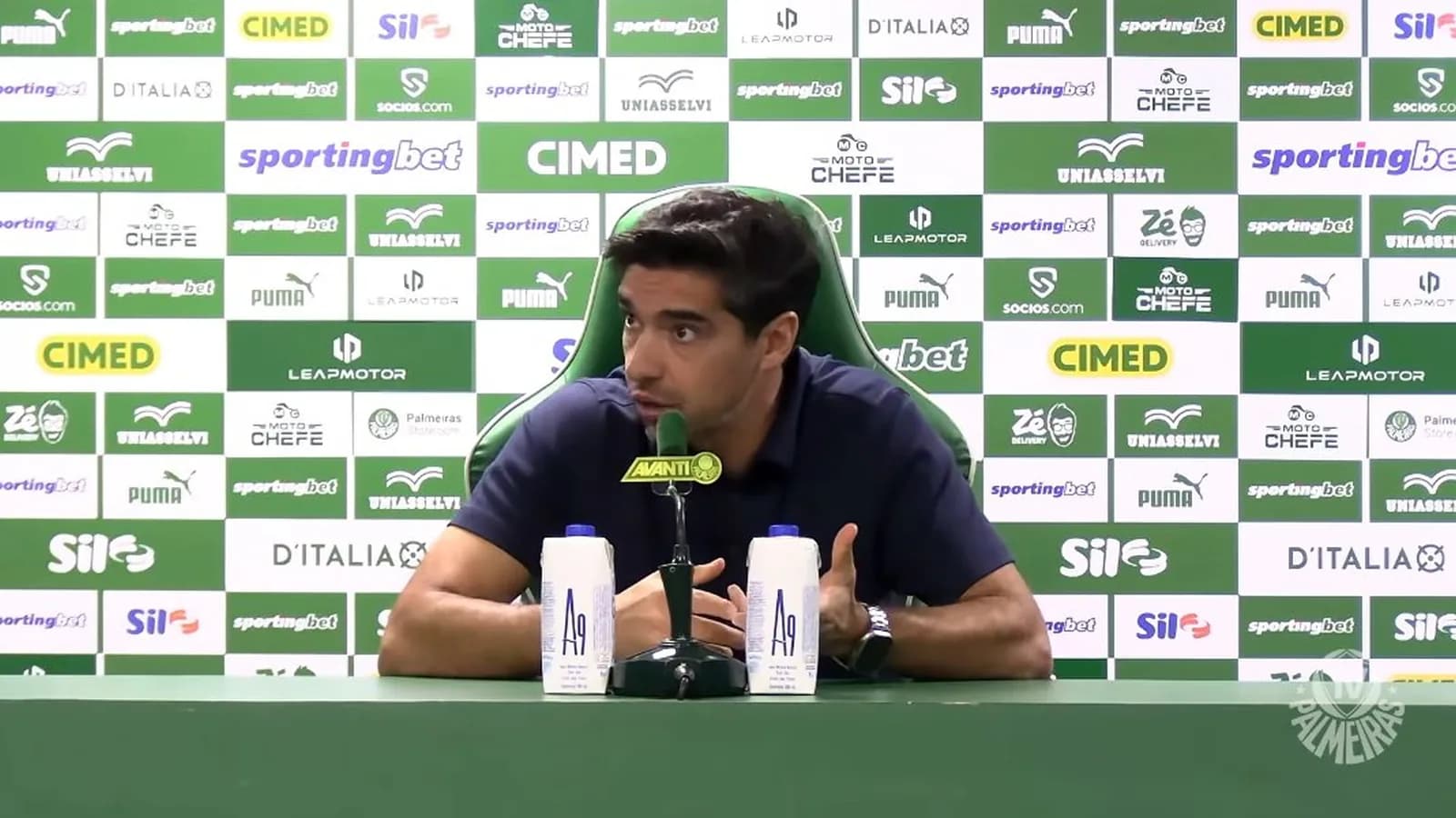 Abel Ferreira sai em defesa de Luighi após críticas da torcida do Palmeiras