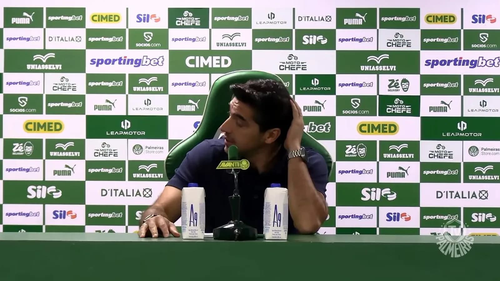 Abel Ferreira dispara sobre calendário e critica realização de Palmeiras x Chapecoense