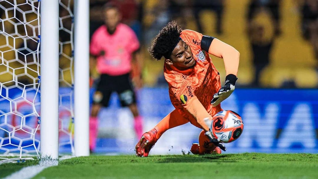Hugo Souza defende pênalti e exalta vitória do Corinthians sobre o Novorizontino