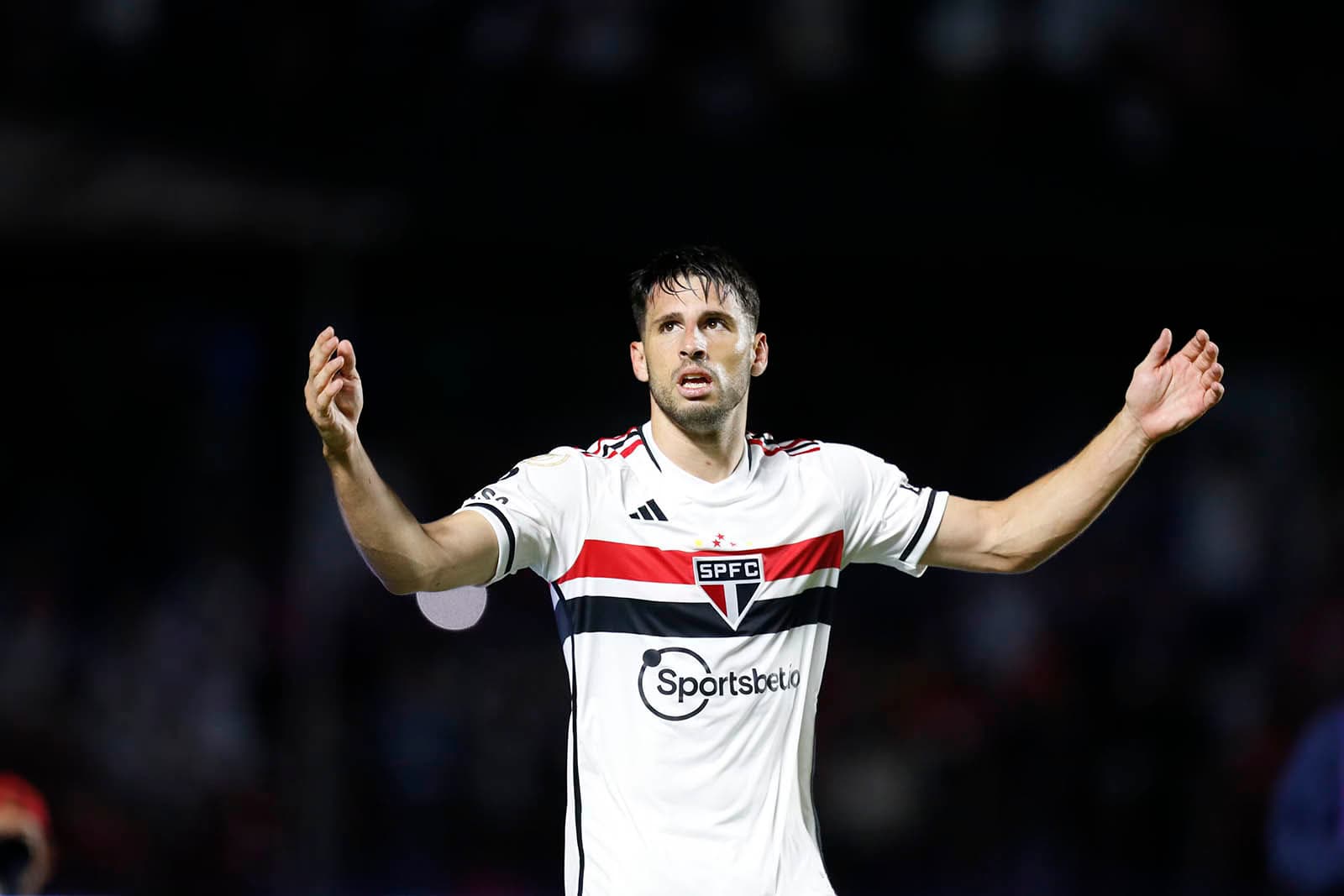 São Paulo: Calleri admite ofertas para sair e confirma sua decisão em entrevista