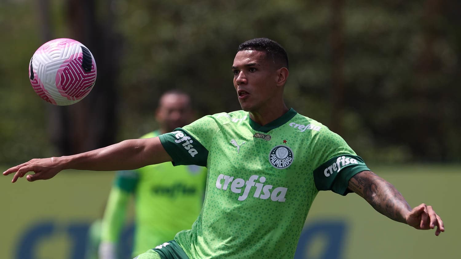 Zagueiro do Palmeiras vira alvo de Cruzeiro e Grêmio no mercado da bola