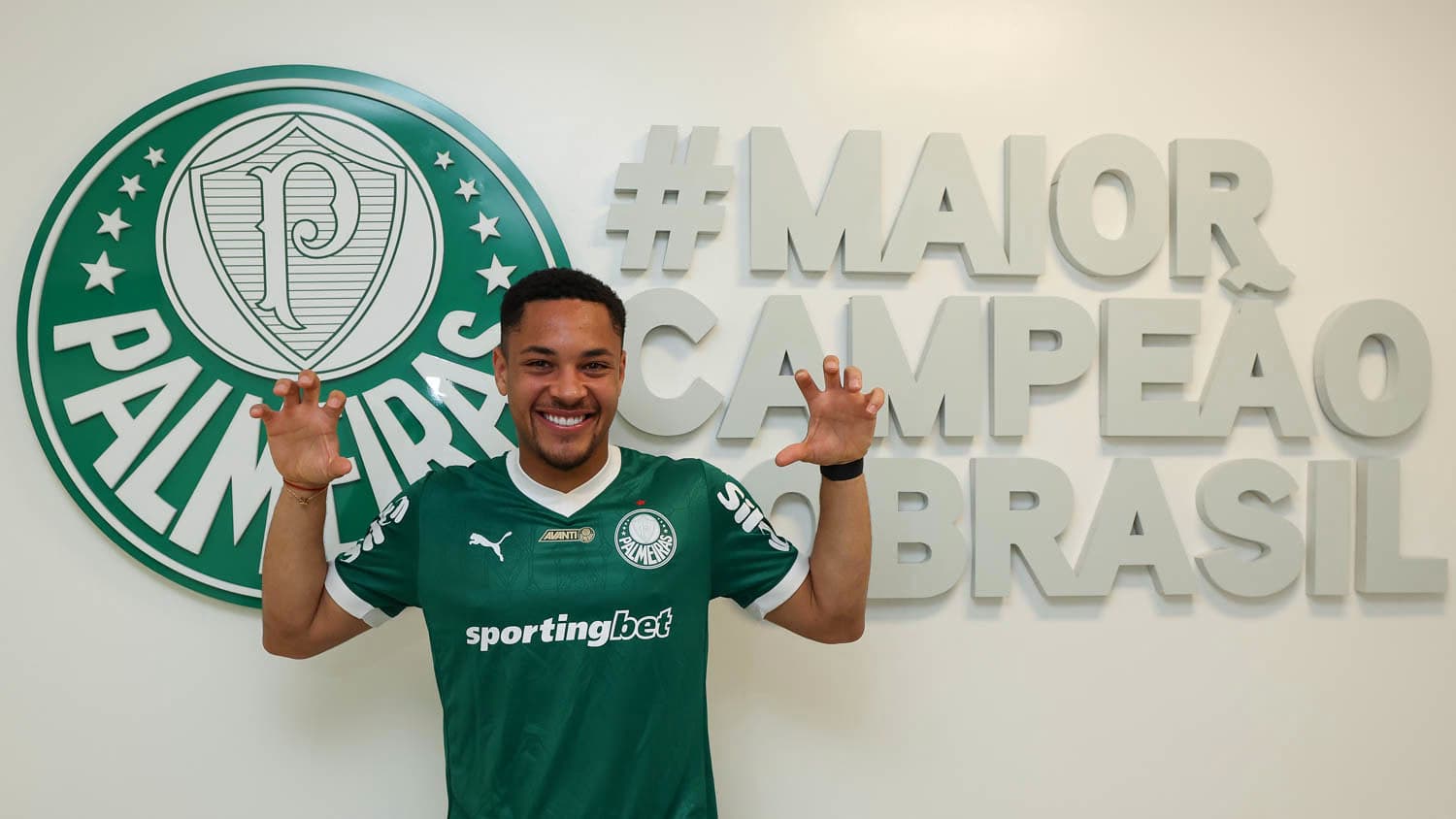 Vitor Roque quebra silêncio sobre estreia pelo Palmeiras