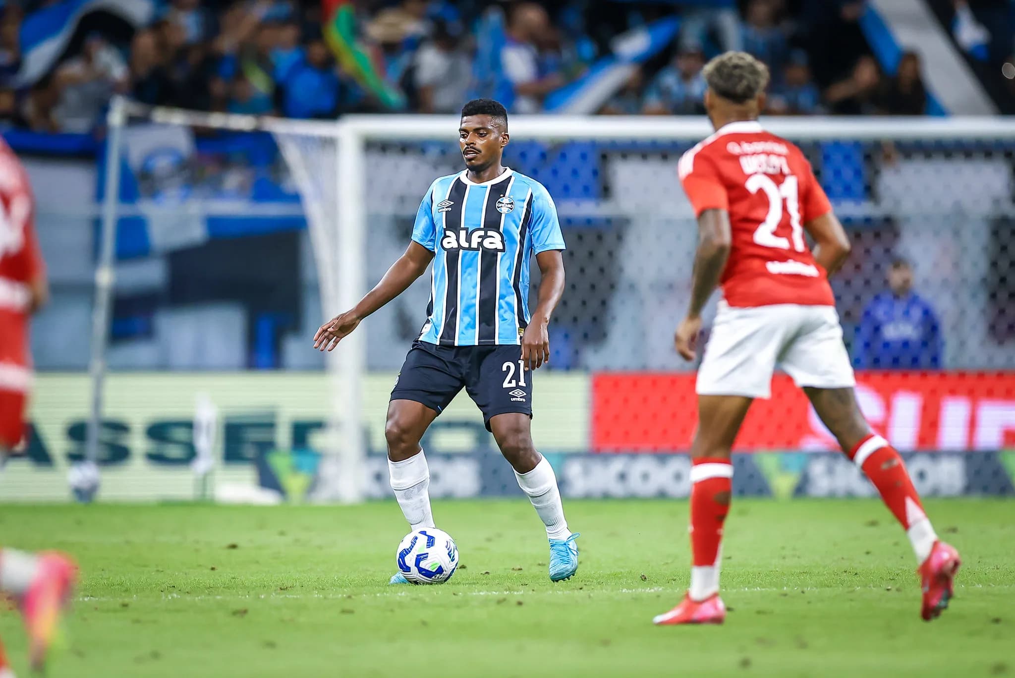 Mano Menezes discorda da torcida do Grêmio e sai em defesa de Jemerson