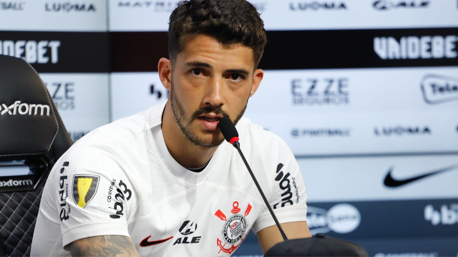 Santos decide após negociação para fechar com Gustavo Henrique, do Corinthians