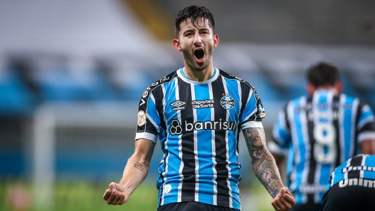 Alvo do Palmeiras, Villasanti define seu futuro no Grêmio e desabafa: “Qualquer negociação…”