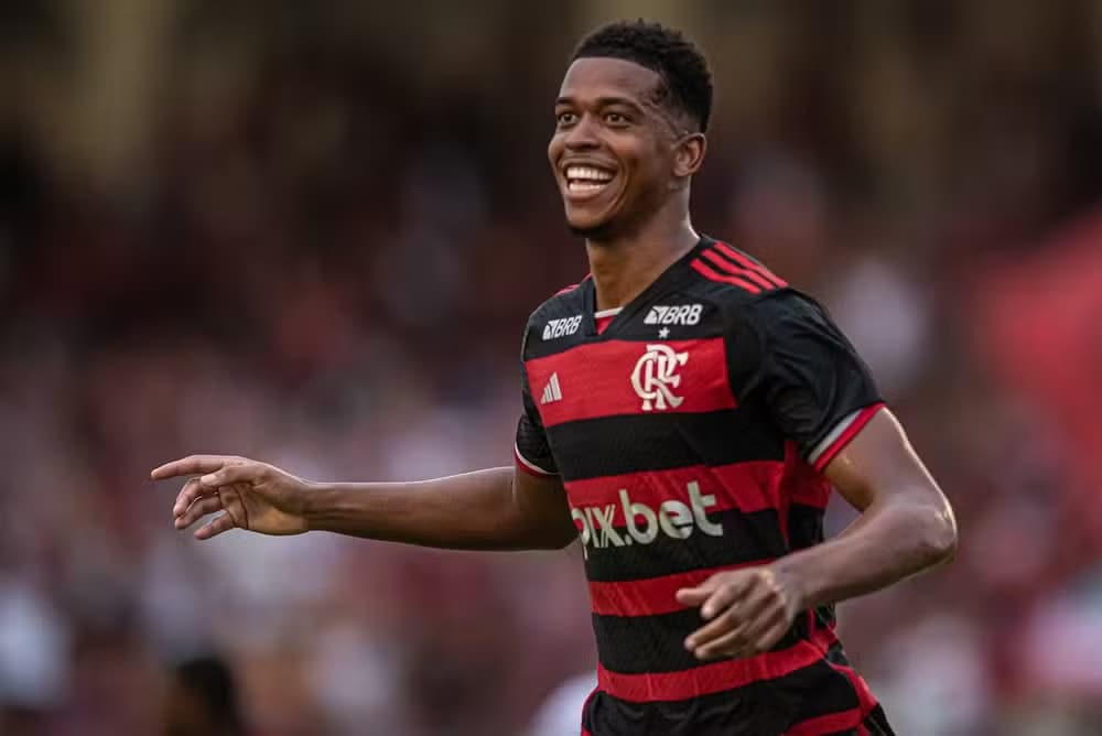 “OPÇÃO DE R$ 4,5 MILHÕES”; Flamengo aceita proposta e libera Carlinhos para rival da Série A