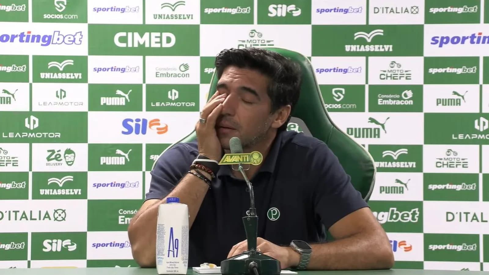Abel Ferreira quebra o silêncio sobre tentativa do Palmeiras por Danilo