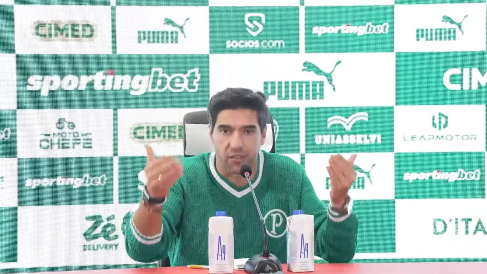 Palmeiras: Abel Ferreira quebra o silêncio sobre lances polêmicos contra o Vitória