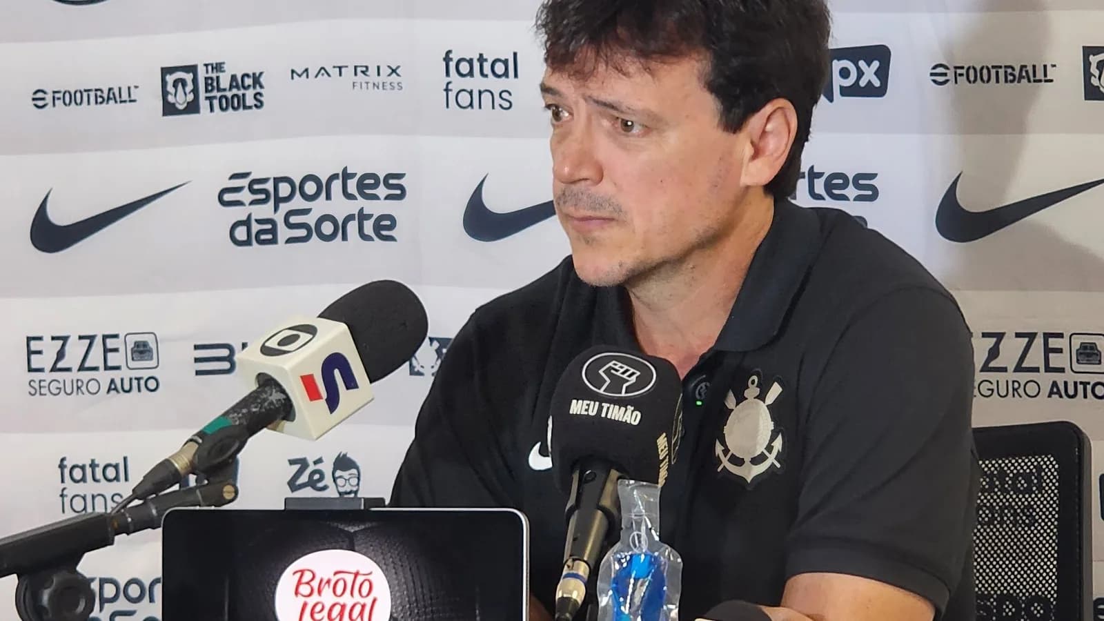 Fernando Diniz detona gramado da Neo Química Arena