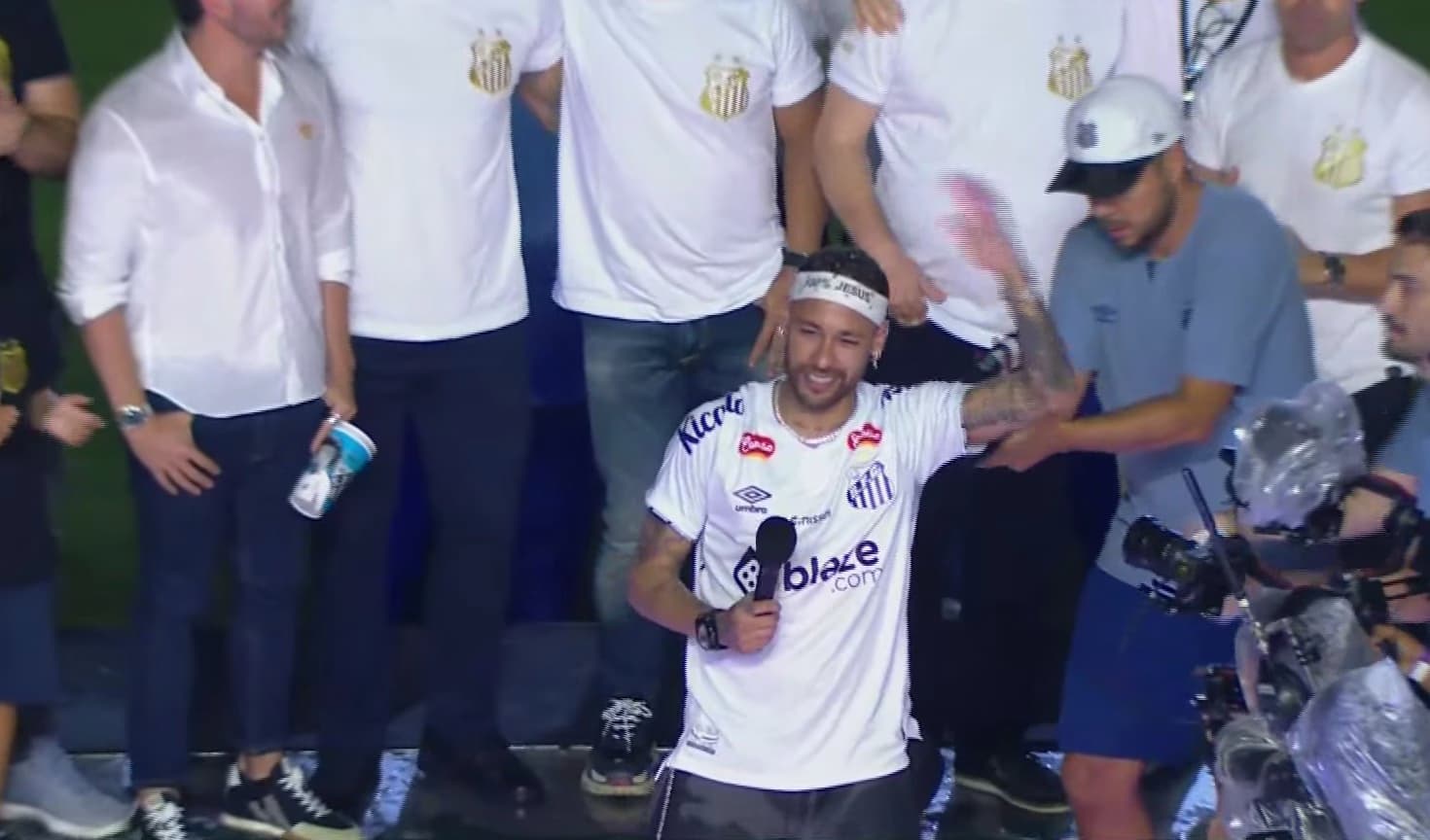 Neymar é apresentado oficialmente em festa na Vila Belmiro