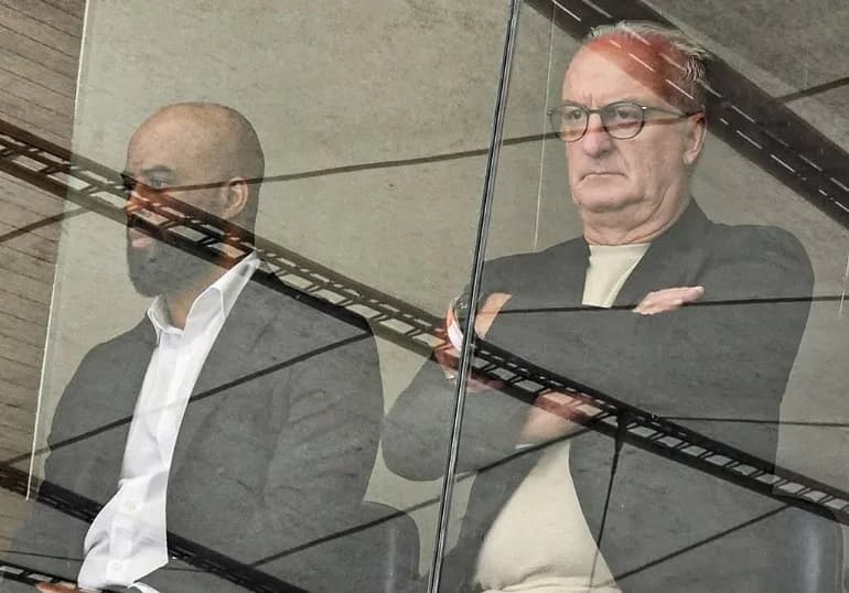 Dorival Júnior observa Corinthians enquanto aguarda oficialização