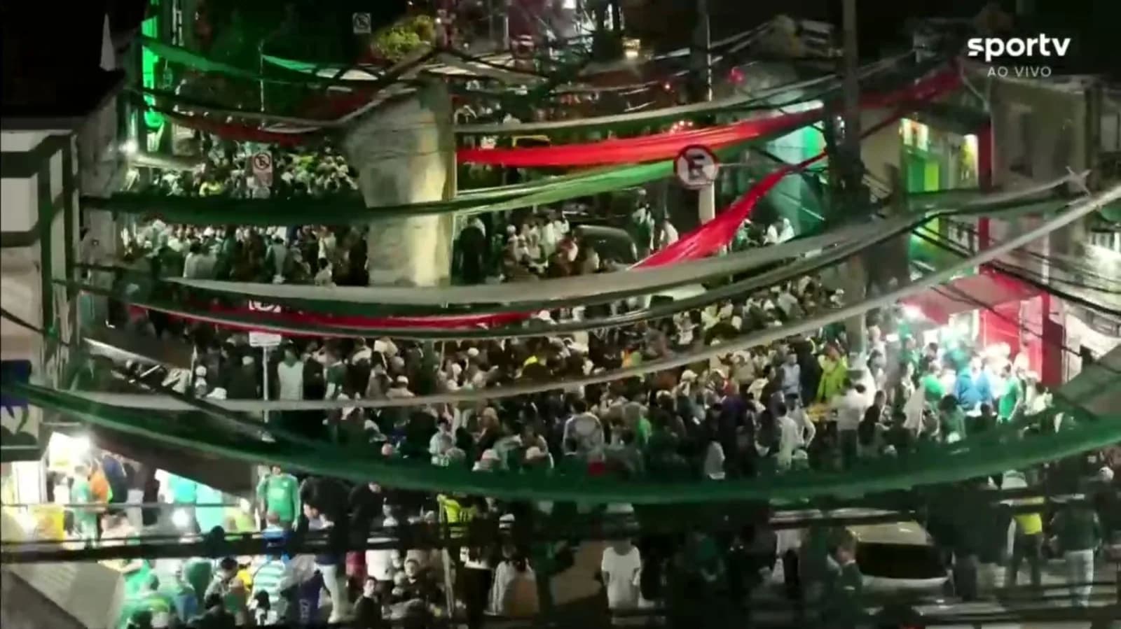 Torcida do Palmeiras se encontram no entorno do estádio do verdão e fazem festa antes da estreia no Mundial de Clubes
