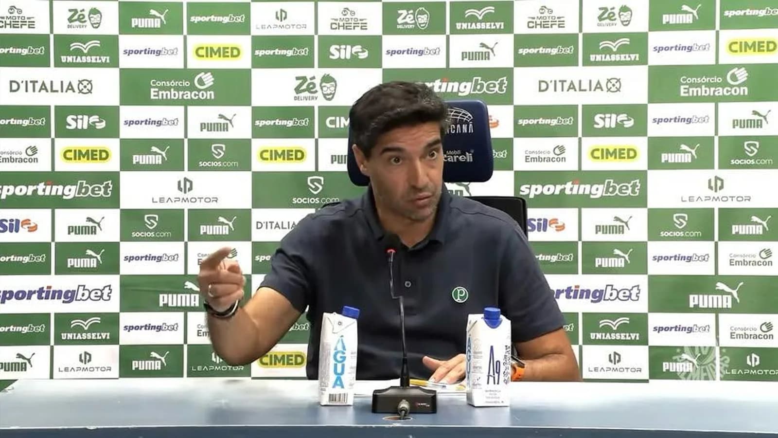 Palmeiras: Abel interrompe pergunta e reage à análise após derrota no Maracanã