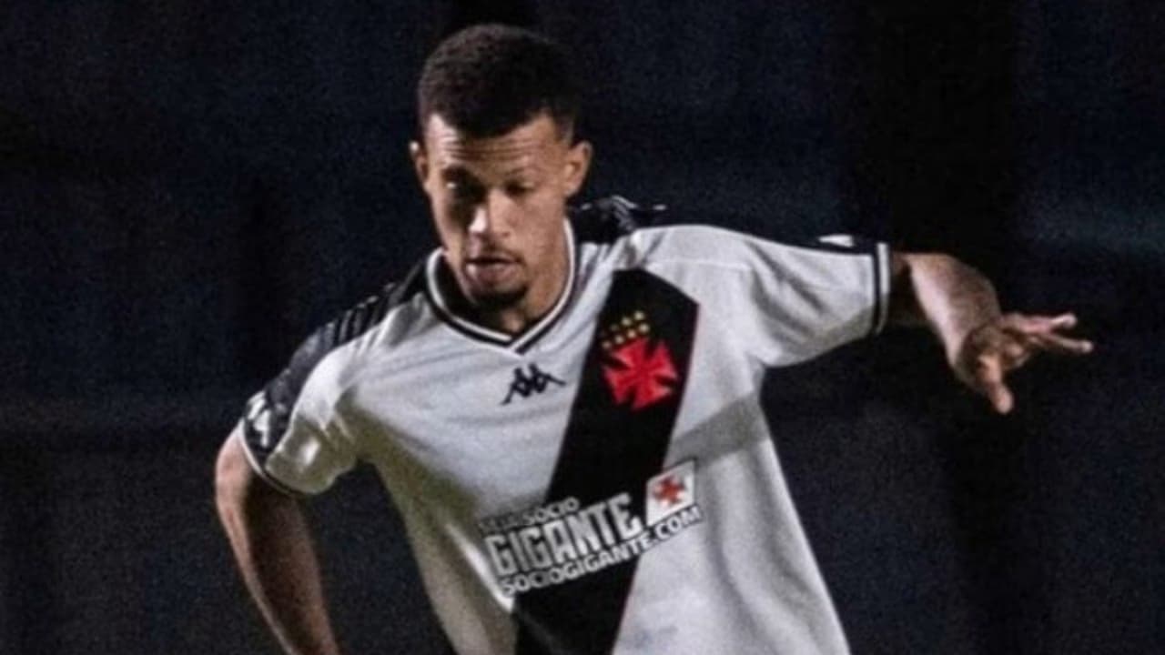 Zagueiro do Vasco discute com torcedores e cena viraliza na web