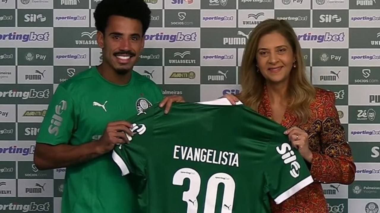 Lucas Evangelista se emociona ao receber a camisa 30 do Palmeiras