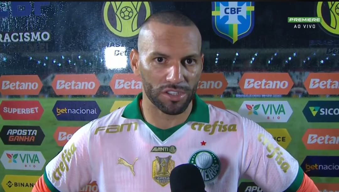 Weverton sai em defesa do Estevão após errar pênalti contra o Corinthians