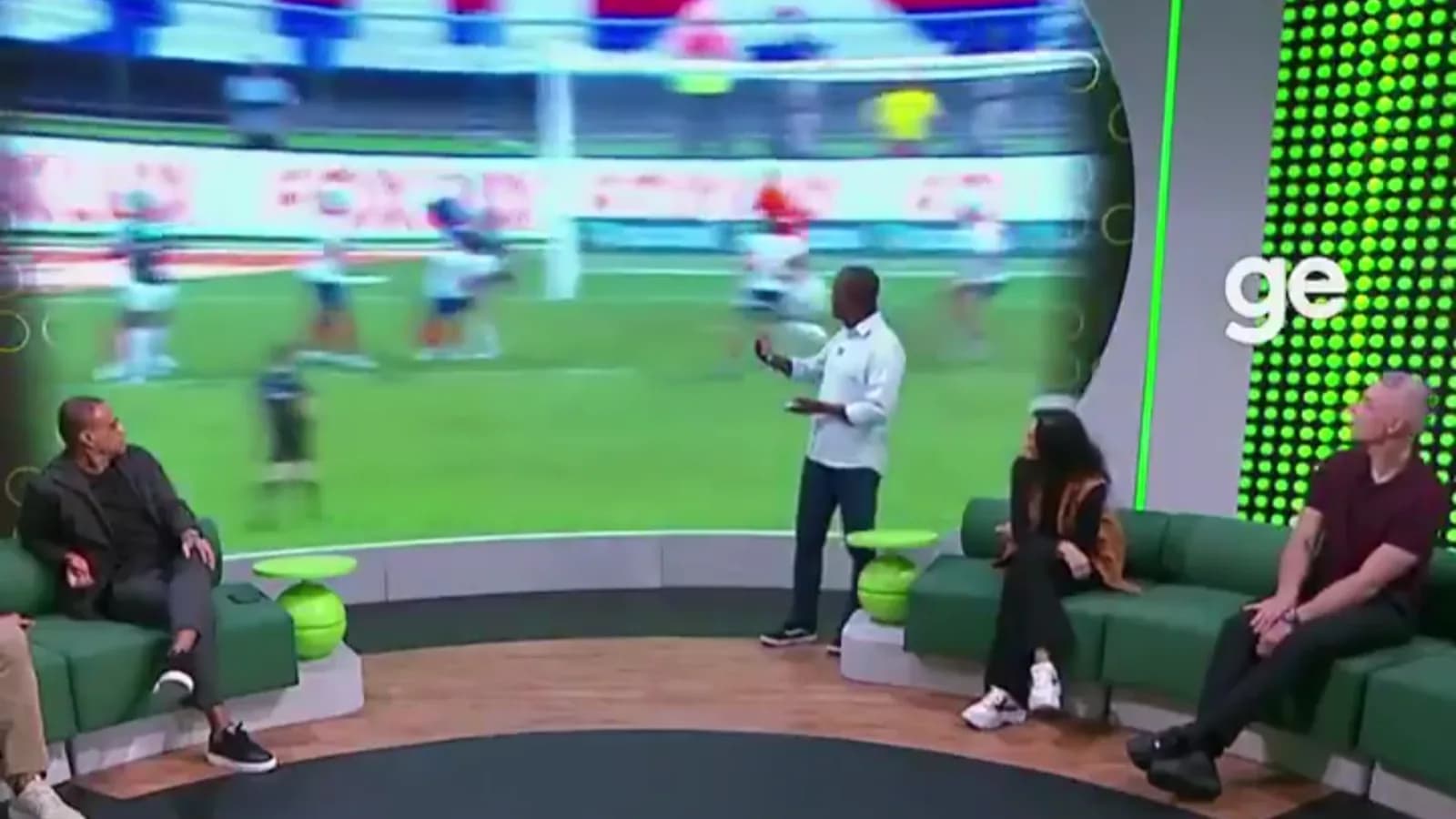 Palmeiras tem gol validado por PC Oliveira e lance gera debate