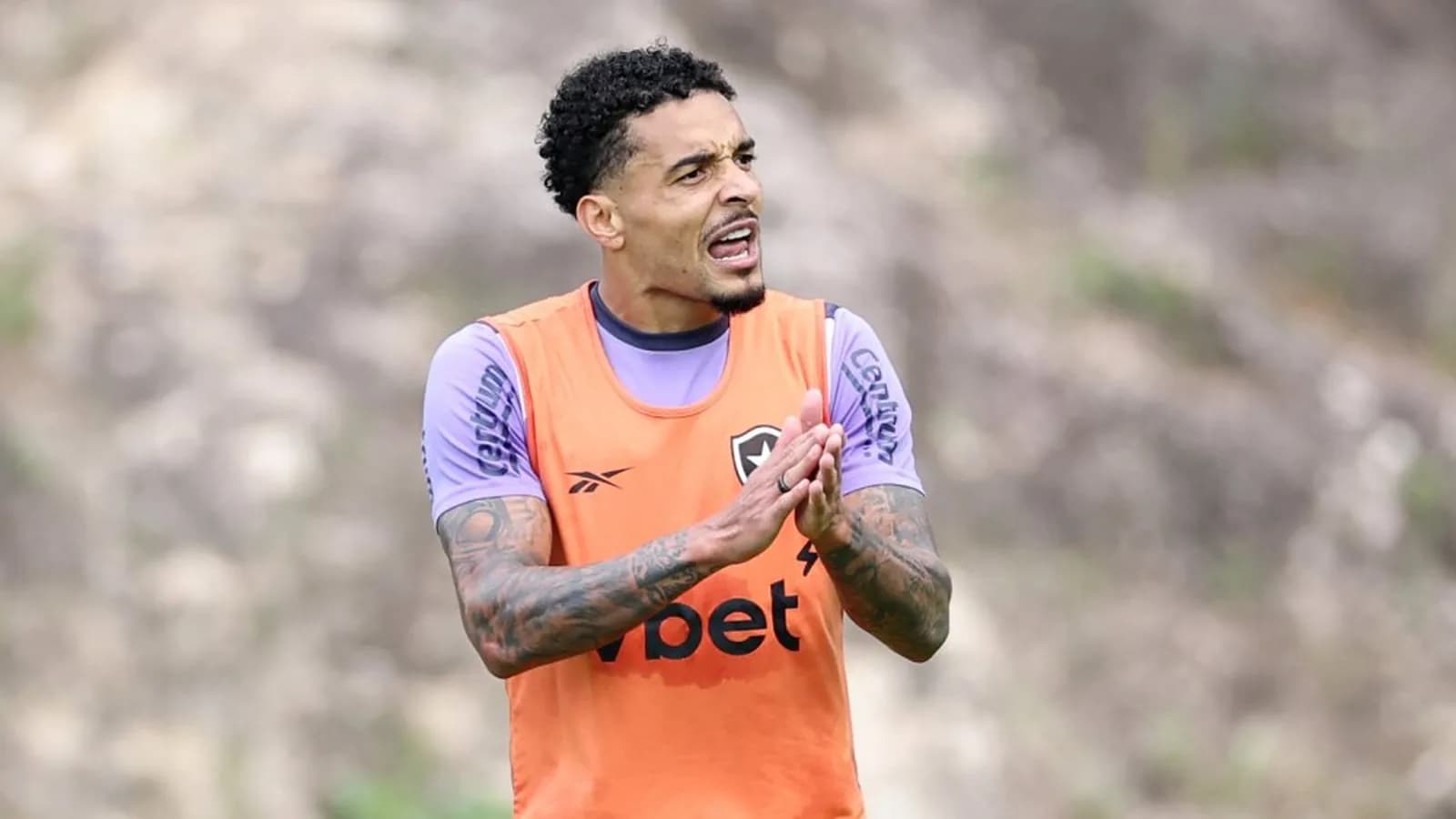 Palmeiras avalia Gregore como opção para camisa 5 no mercado