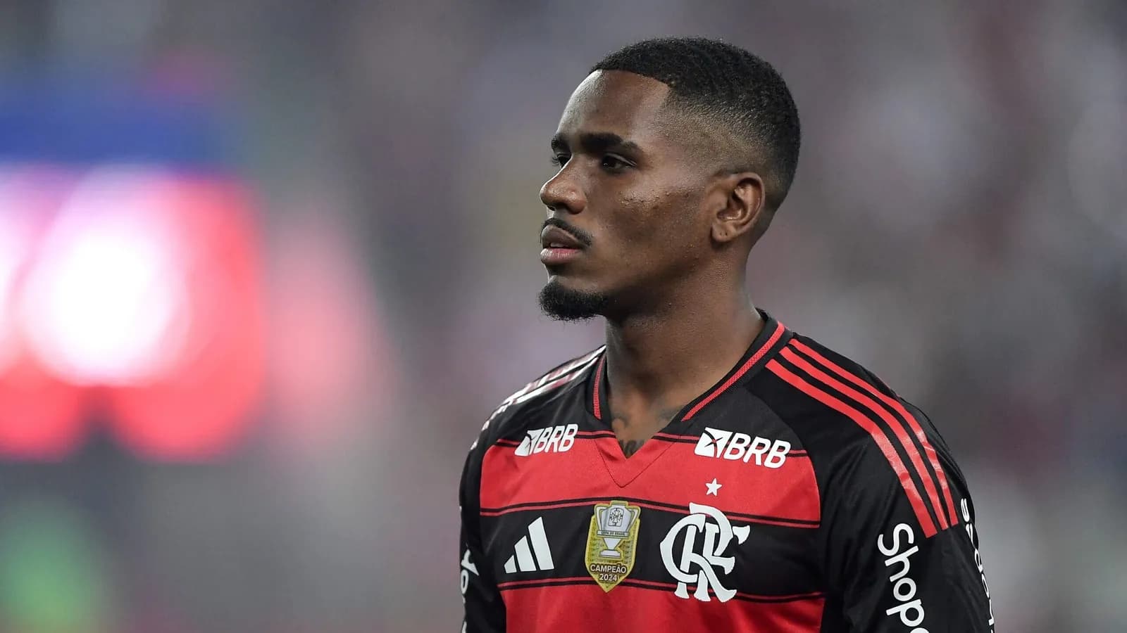 Flamengo vê West Ham sondar Evertton Araújo e mantém volante como peça-chave