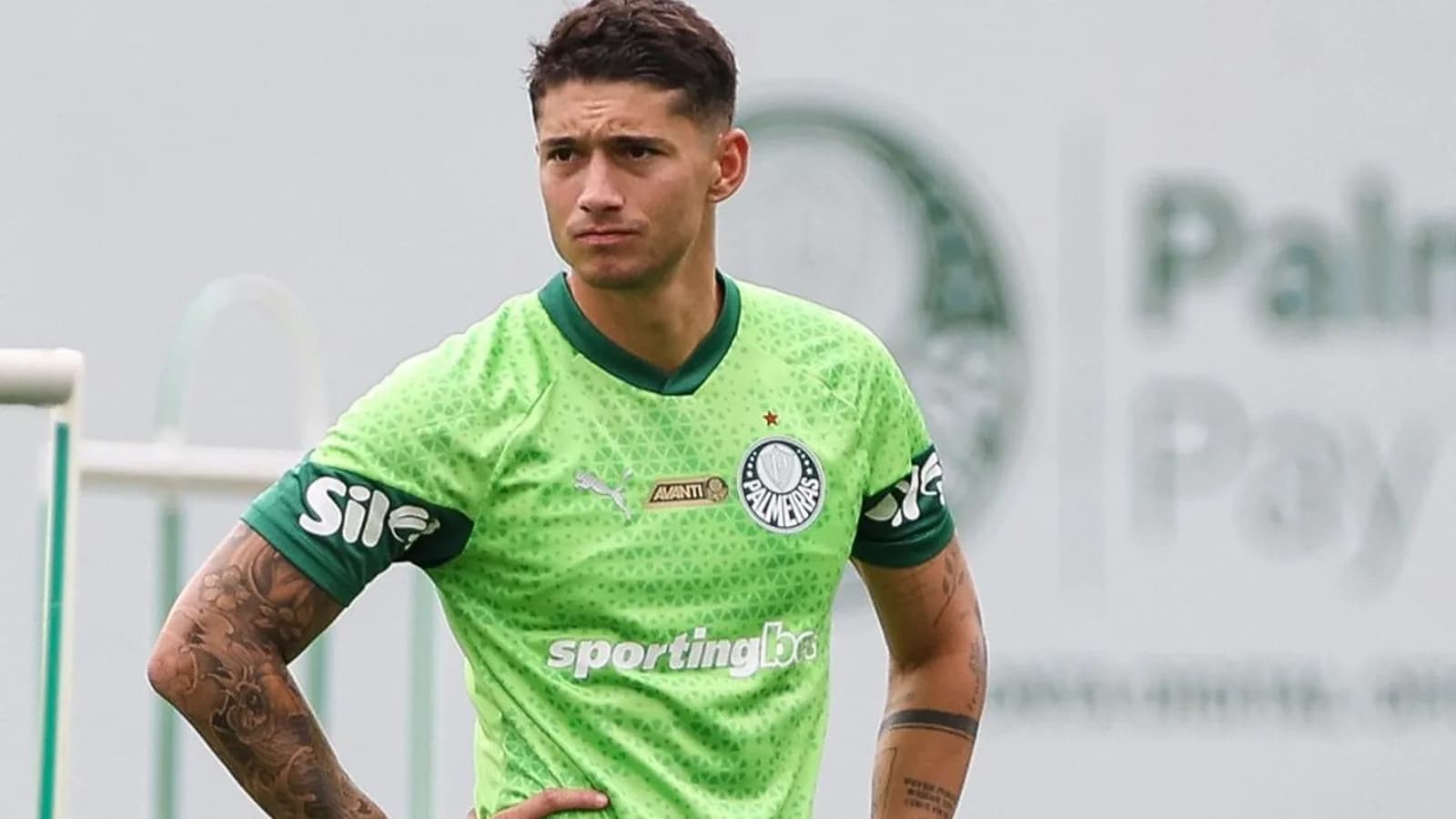 Palmeiras bate o pé após desejo do Betis por Emiliano Martínez