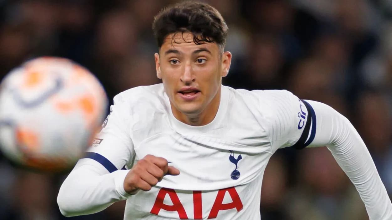 Flamengo sonda Alejo Véliz e avalia atacante argentino para 2026