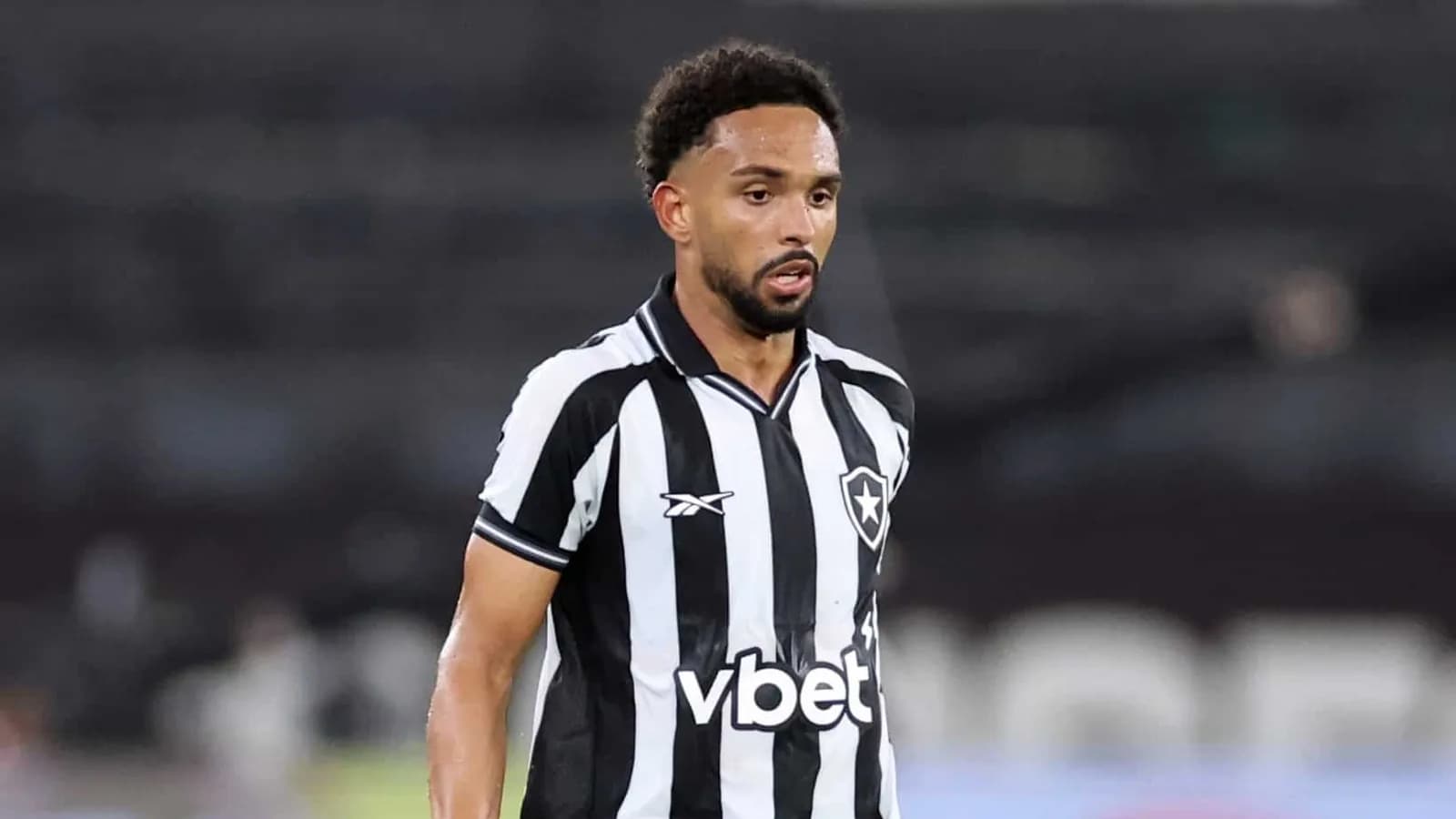 Botafogo pode perder Vitinho de graça e Palmeiras monitora situação