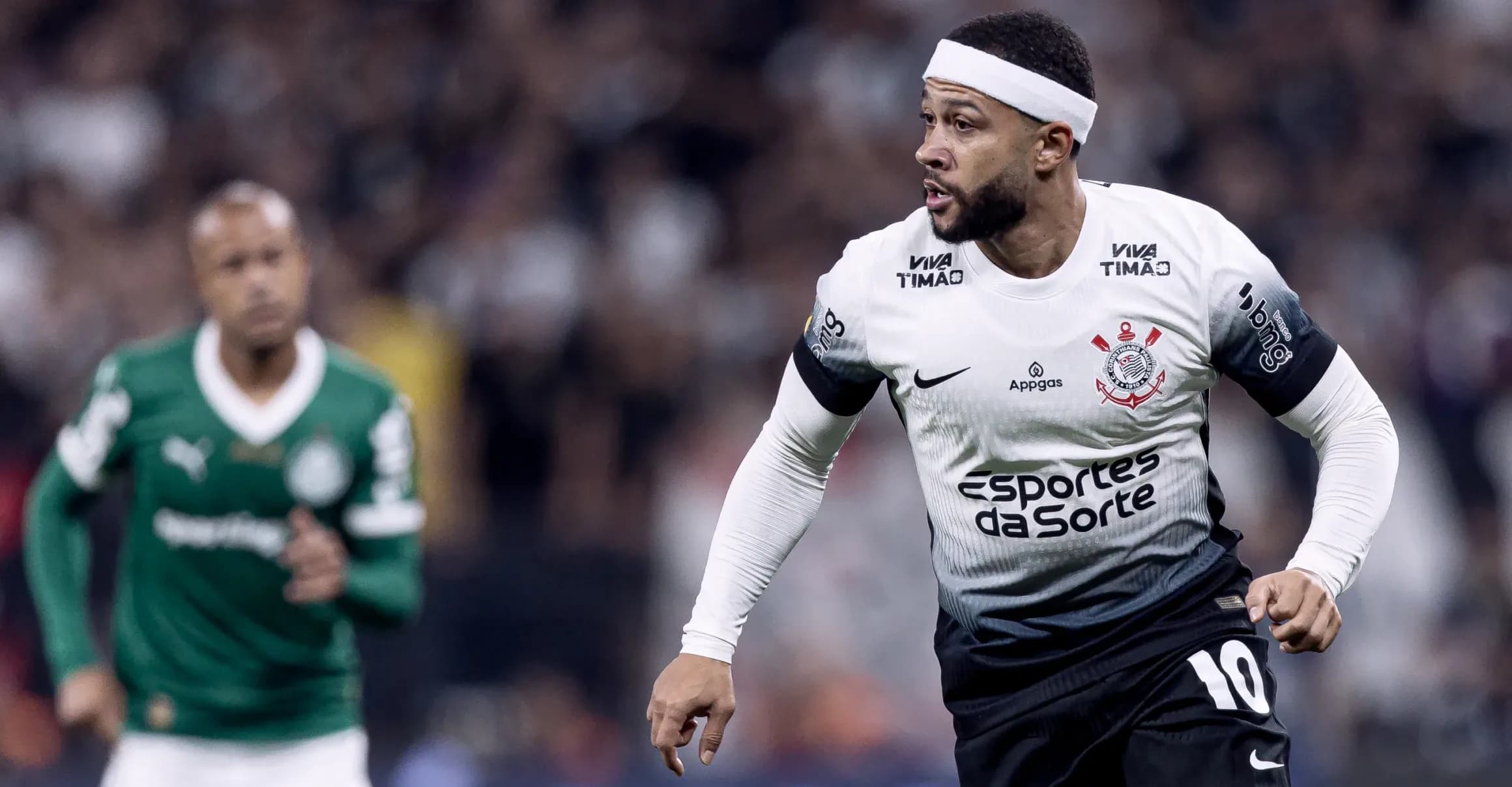 Lesão de Memphis Depay acende sinal de alerta no Corinthians