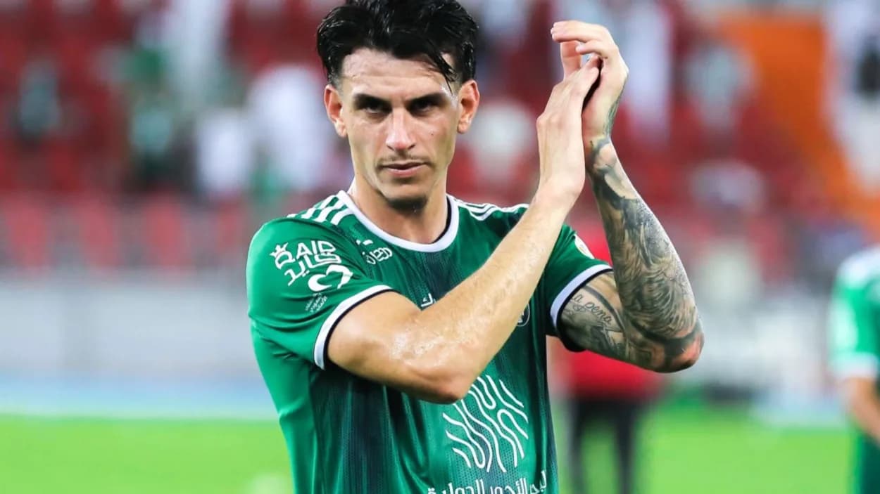 Palmeiras avalia investida por Roger Ibañez e mira zagueiro do Al-Ahli para 2026