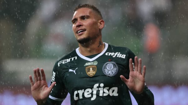 Ex-Palmeiras, Rafael Navarro pode voltar ao Brasil para fechar com clube da Série A