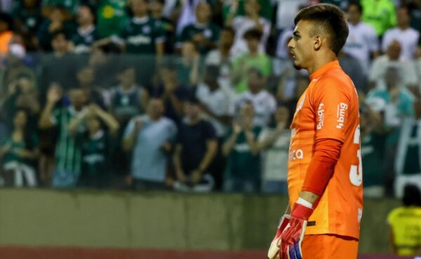 Donelli está de malas prontas e puxa lista de dispensa no Corinthians matheus donelli em ação no gol do Corinthians