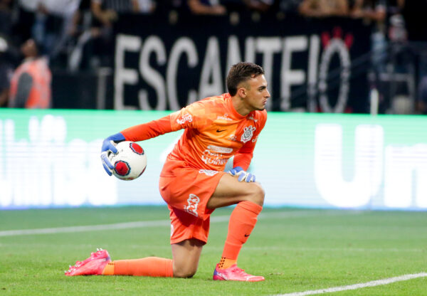 Donelli em ação no gol do Corinthians em 2025.