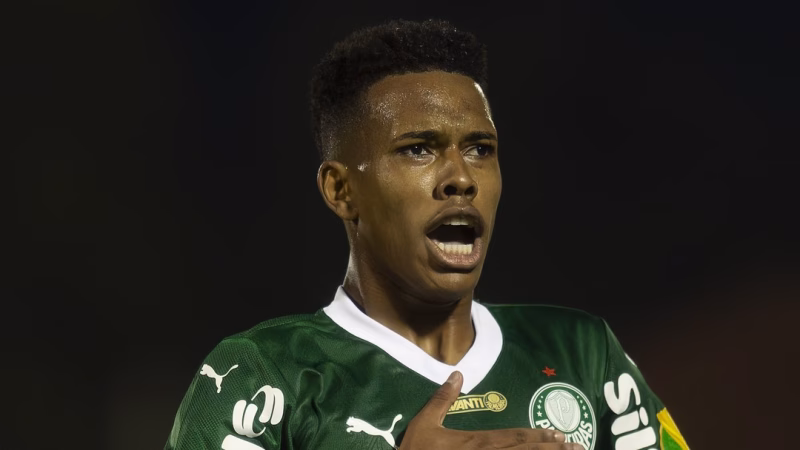 Estevão em ação na vitória do Palmeiras diante do Ceará pela Copa do Brasil 