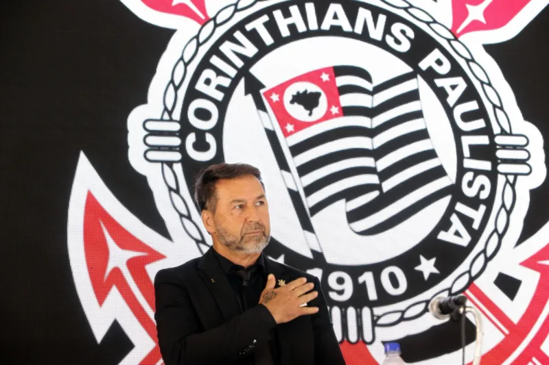 Augusto Melo faz jogada de mestre e pode por R$1 bi nos cofres do Corinthians Augusto Melo em sua chegada na presidência do Corinthians