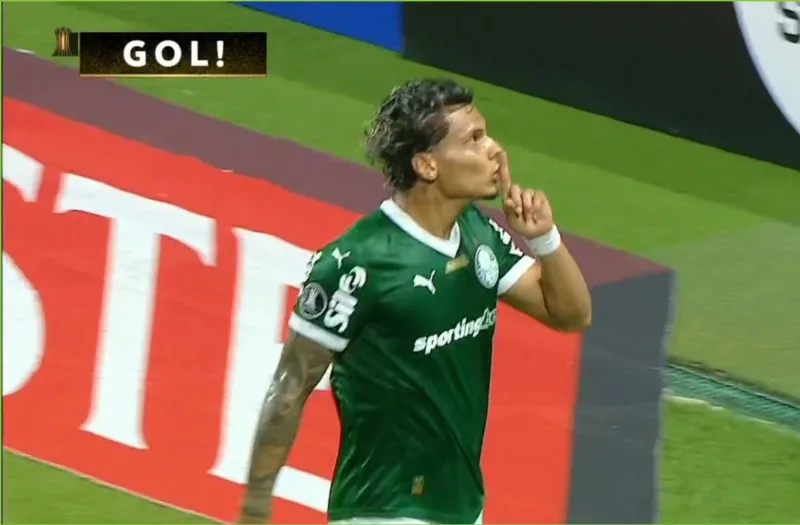 Richard Ríos mandando a torcida do Palmeiras ficar em silêncio
