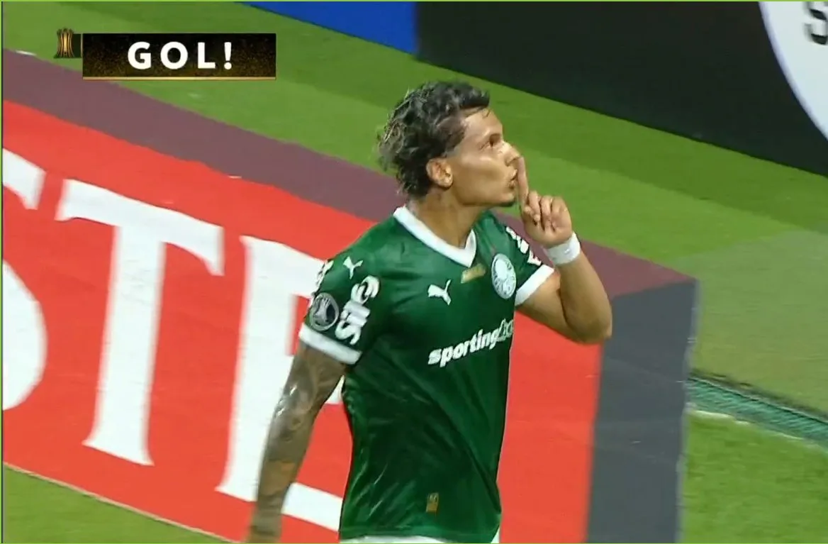 Richard Ríos mandando a torcida do Palmeiras ficar em silêncio
