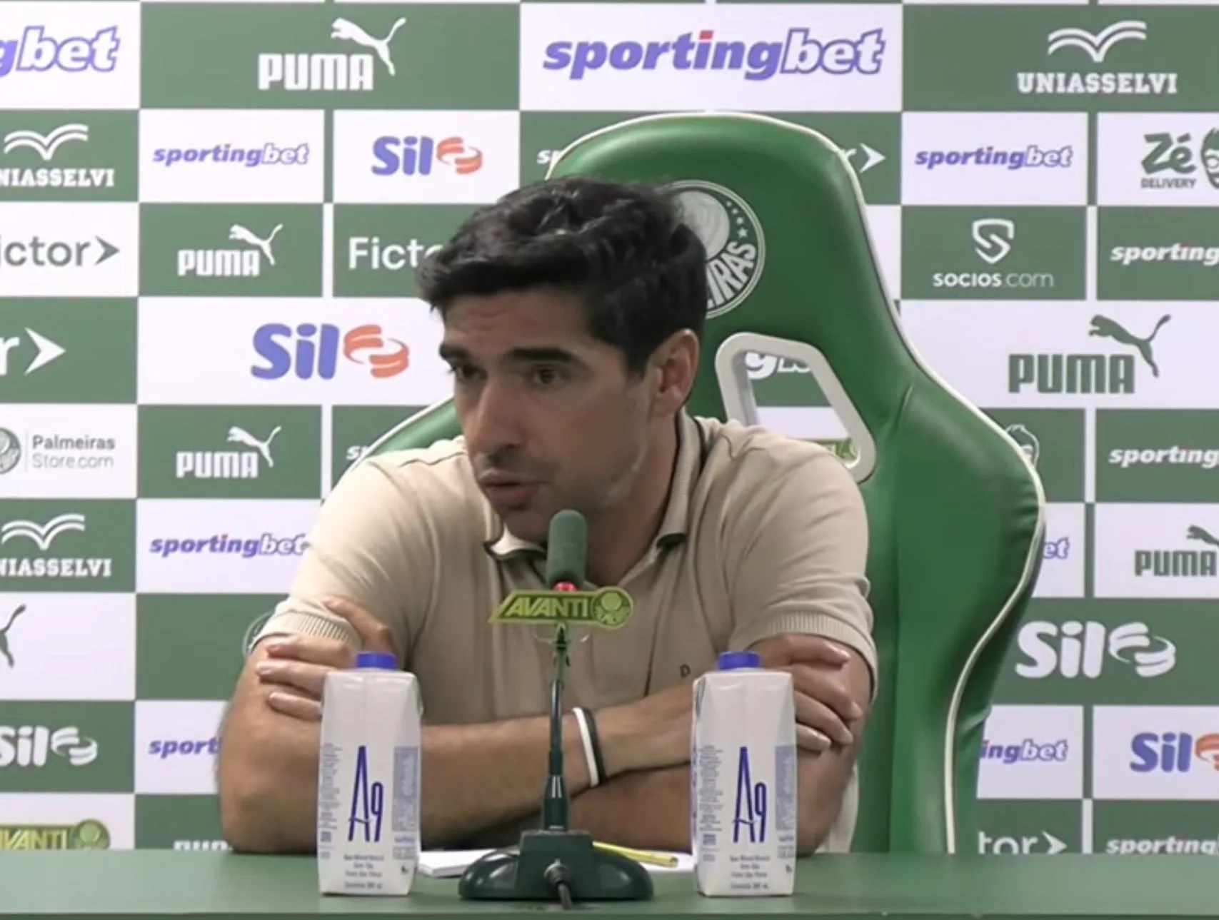 Abel Ferreira se rende a titular após vitória do Palmeiras Abel Ferreira em coletiva de imprensa pelo Palmeiras