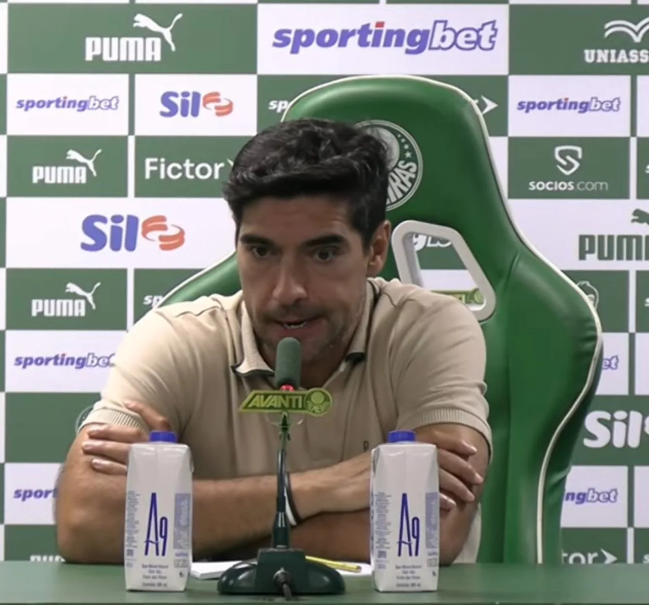 Abel Ferreira não poupa palavras para falar do Vitor Roque Abel Ferreira em coletiva de imprensa no Palmeiras