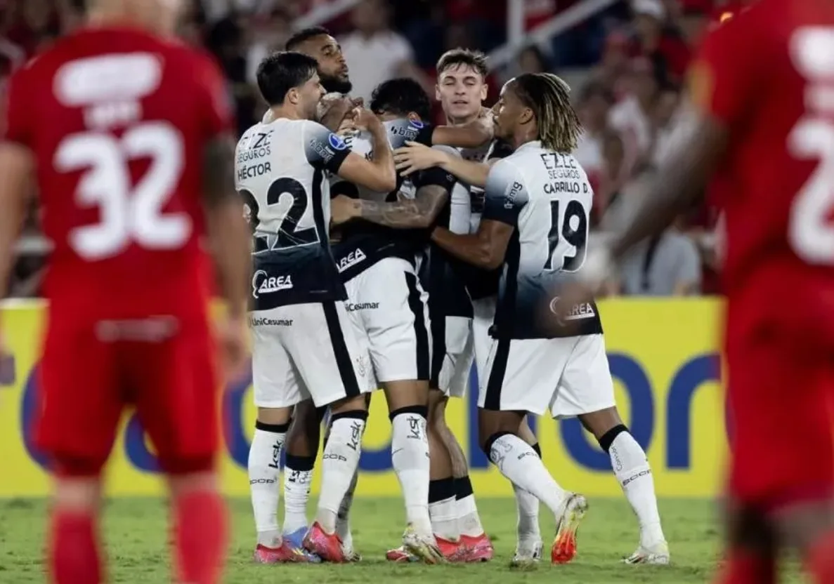 Jogadores do Corinthians comemorando gol