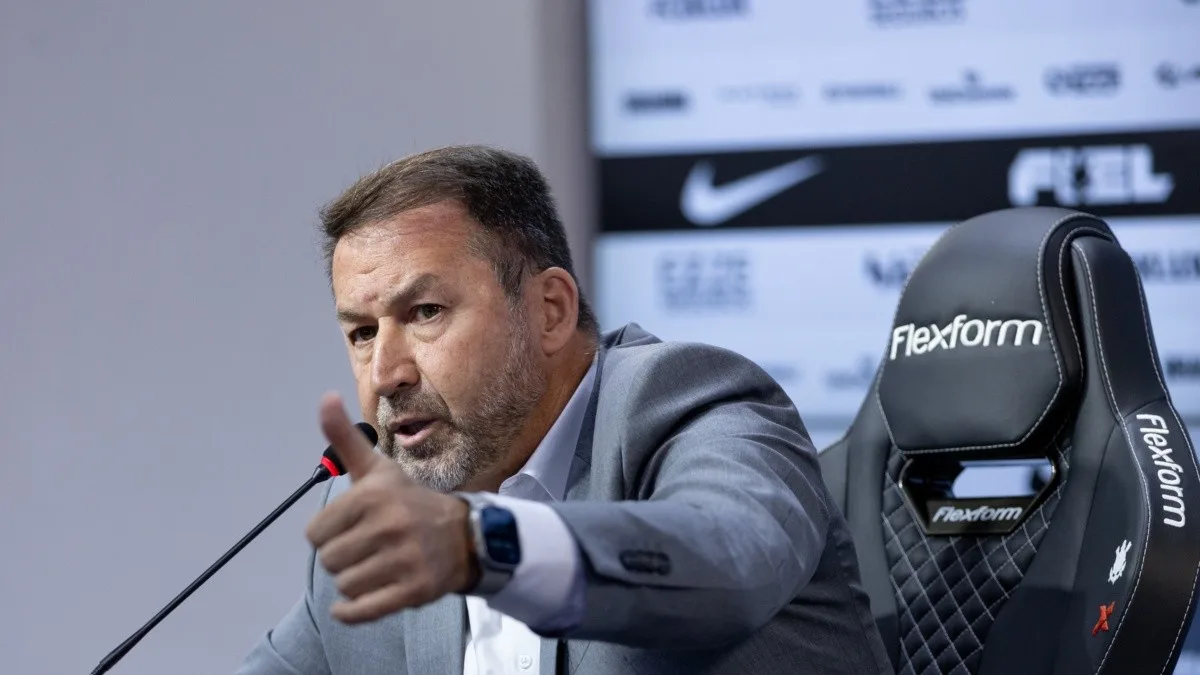Corinthians faz proposta e pode fechar com +1 reforço Augusto Melo Corinthians com a coletiva do presidente Augusto Melo