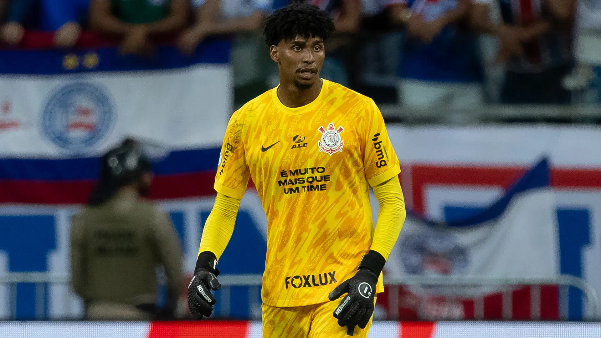 Hugo Souza quebra silêncio sobre chegada de Dorival Júnior ao Corinthians Hugo Souza em ação pelo Corinthians
