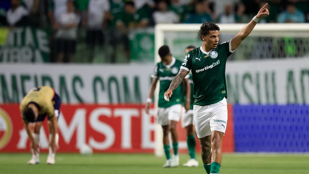 Richard Ríos comemorando seu gol pelo Palmeiras