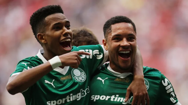 Vitor Roque brilha no clássico e exalta vitória do Palmeiras Vitor Roque em ação ao lado de Estevão pelo Brasileirão